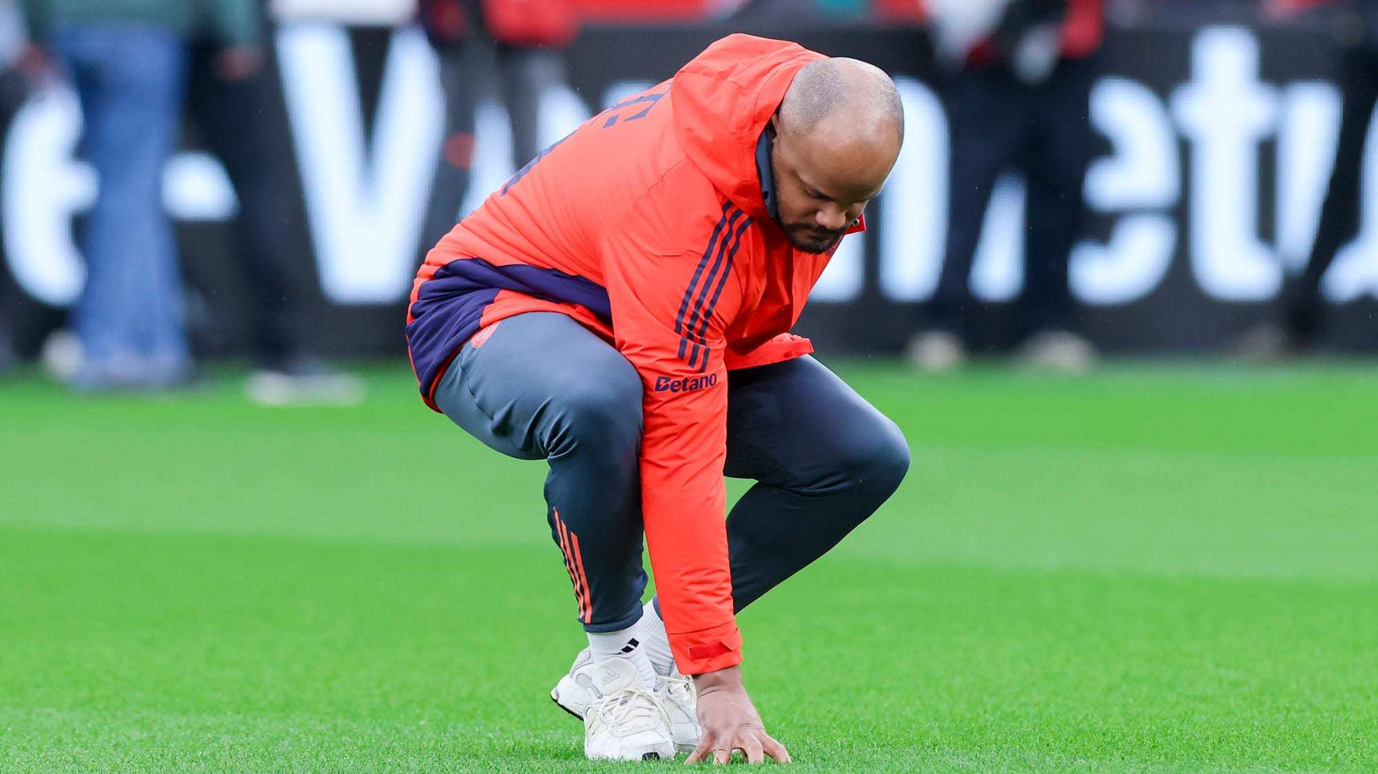 孔帕尼在赛前便发现本场比赛的场地非常湿润，有天气原因，也可能源自勒沃库森方面赛前