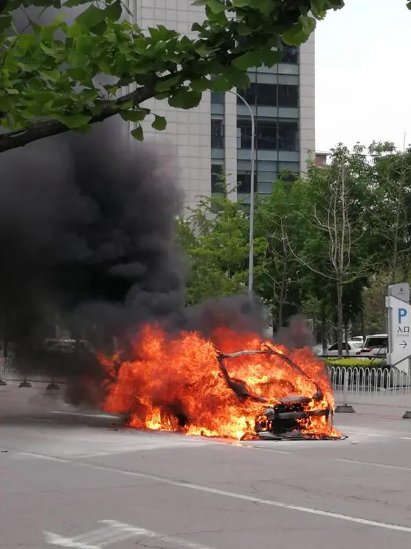 这新闻看得人揪心。男子接孩子途中车突然爆燃，妻子全身烧伤，换谁都得崩溃。男子那句