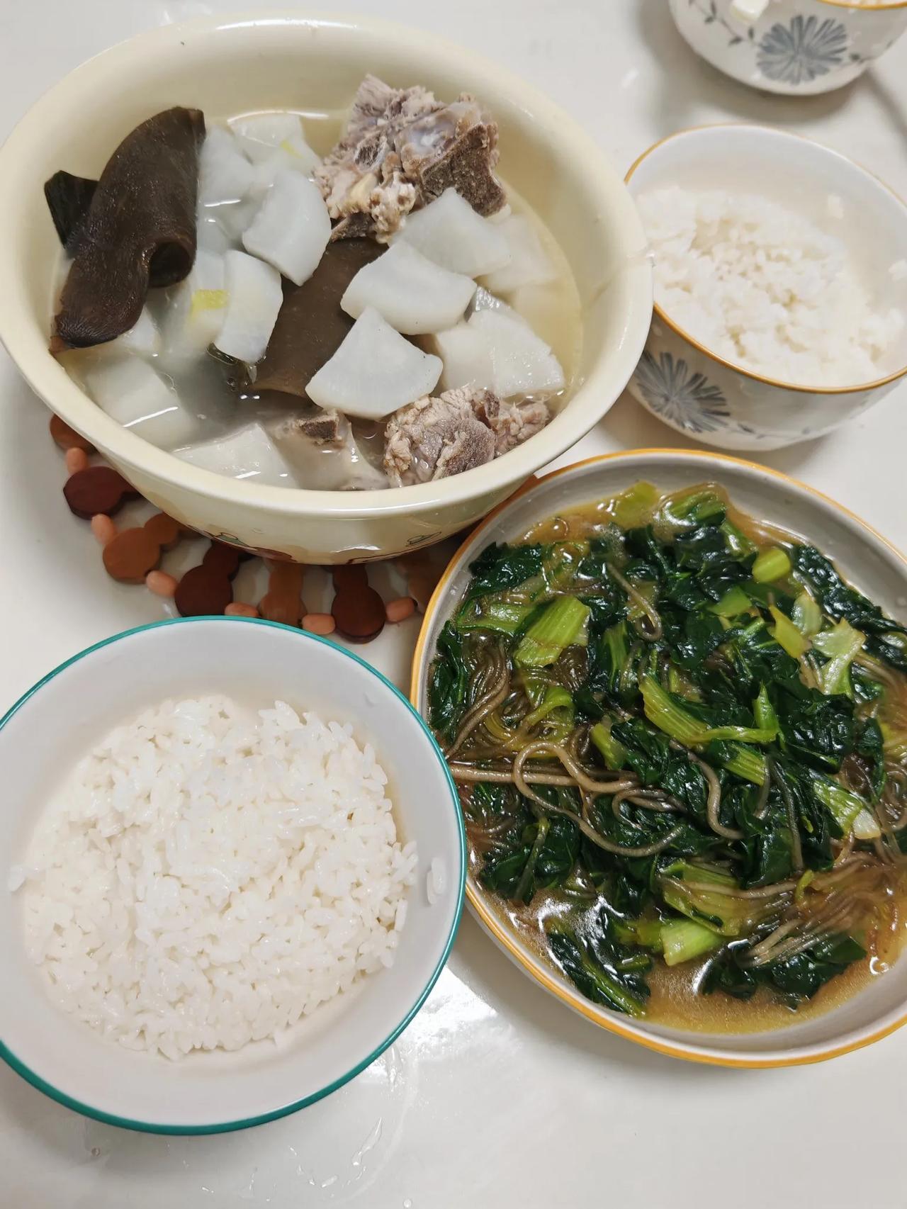 2025.3.19晚饭🥢
萝卜排骨汤🥘
黑菜炒粉条🍜
排骨汤里面放了一些海