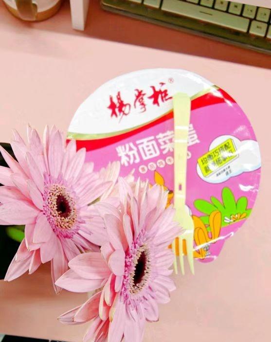 父亲退还18.8万彩礼新娘发声别人退18.8万彩礼，我守住我的泡面。爱情会变，彩