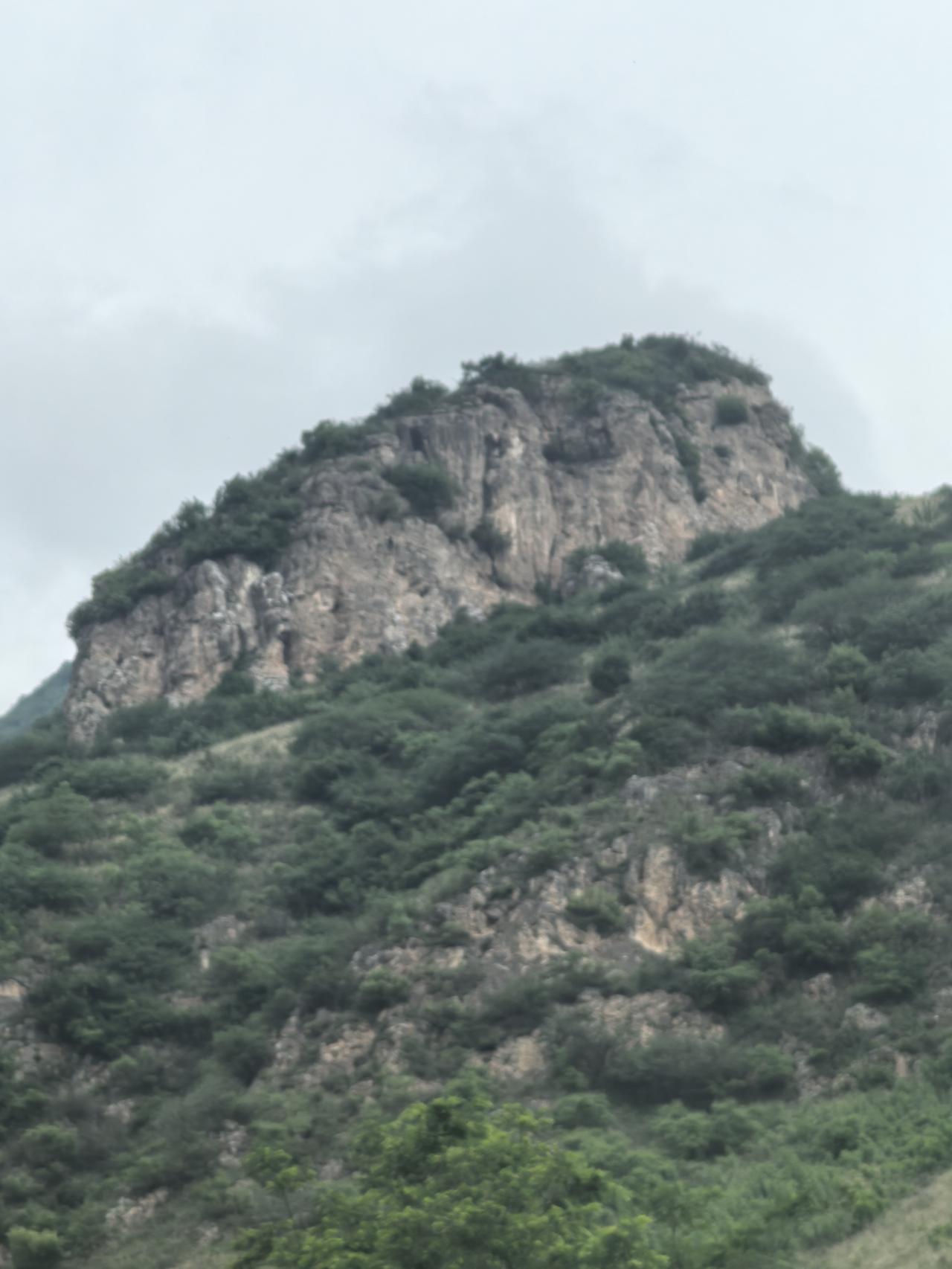 关中平原有一座“中山”，山顶藏古寺，山脚埋帝王。

这就是横跨泾阳、三原、淳化的