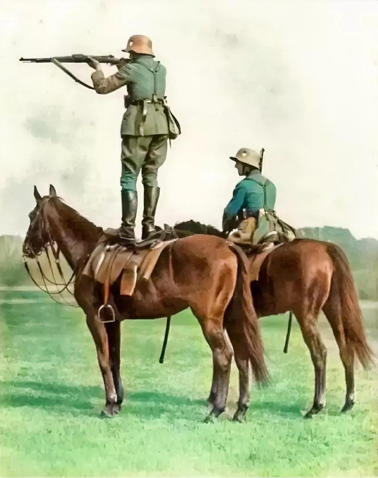 1935年，德军骑兵向摄影师炫最新的战斗方式，手持最新研发的98K站马背上打靶。