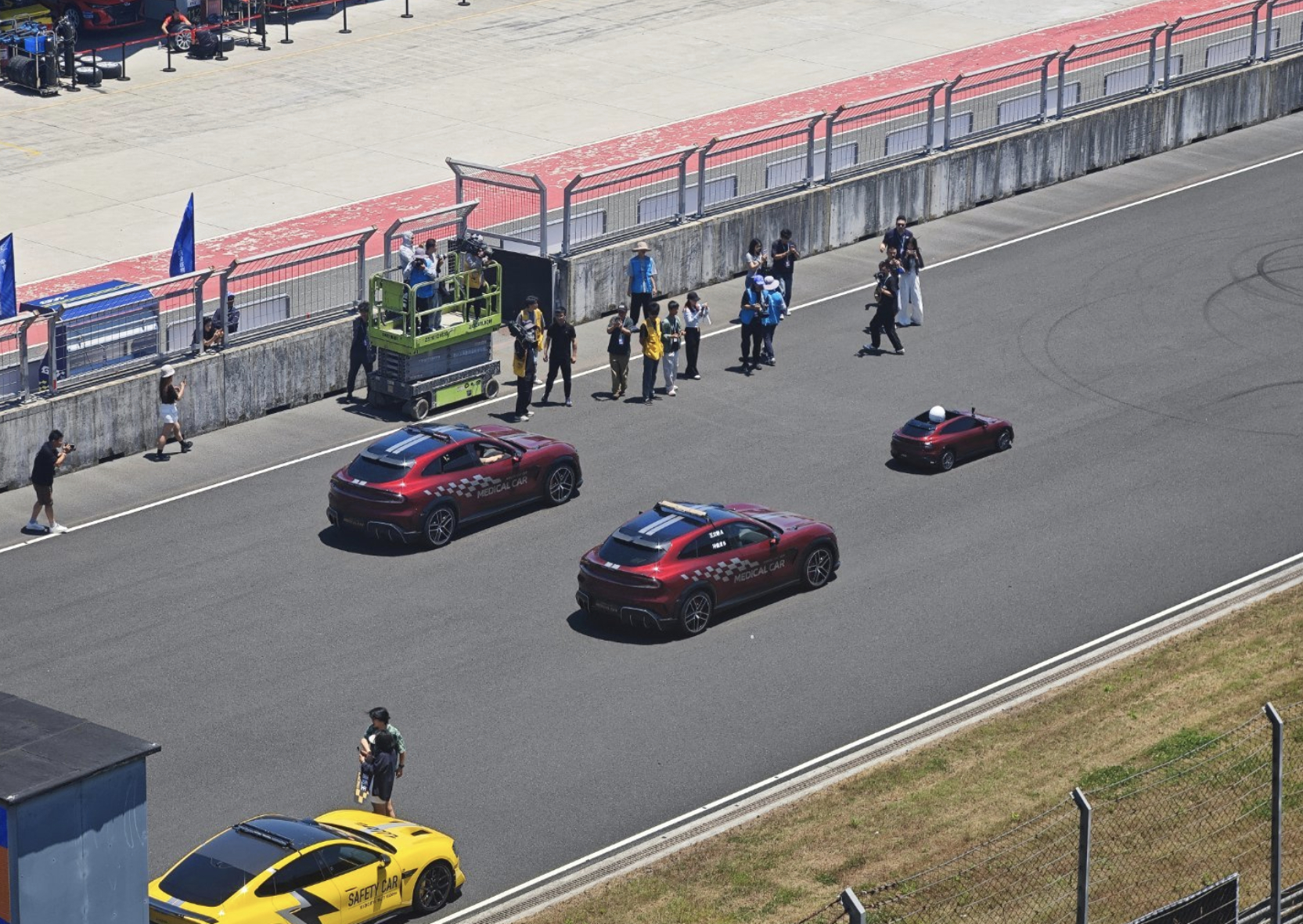 小米 · CTCC 中国汽车场地职业联赛宁波站开赛。作为赛事冠名赞助商，小米在赛