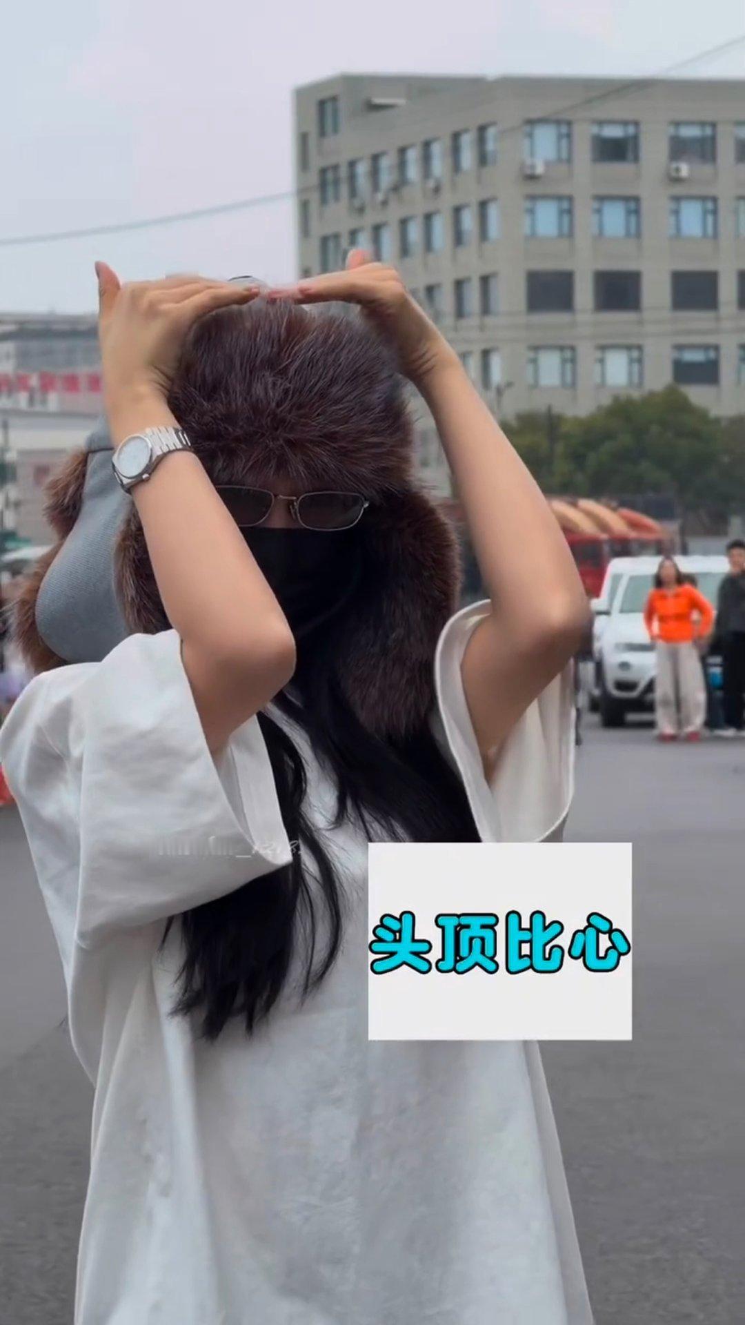 头顶比心 宝宝好萌吧❤️ 