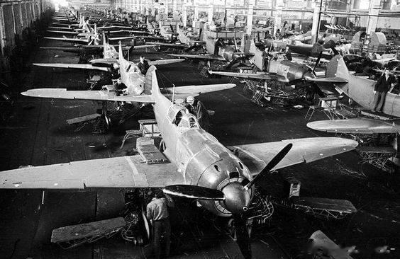 组装线上的拉5，摄于亚罗斯拉夫工厂，1943年。拉5系列综合性能可以在中低空和M