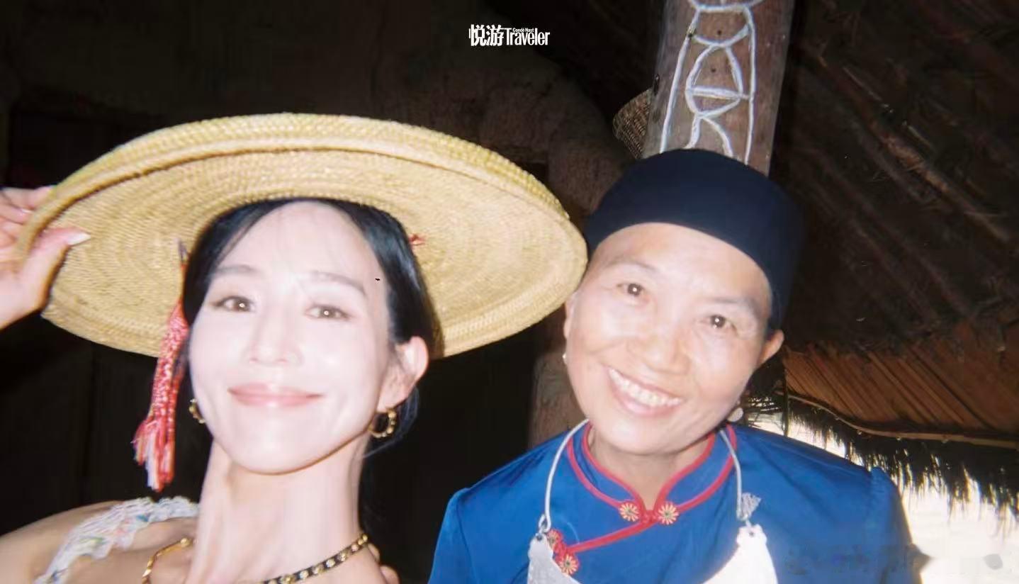 张钧甯和黎族织娘牵手张钧甯和黎族织娘牵手，还拍了合照！！张钧甯和黎族阿婆合照