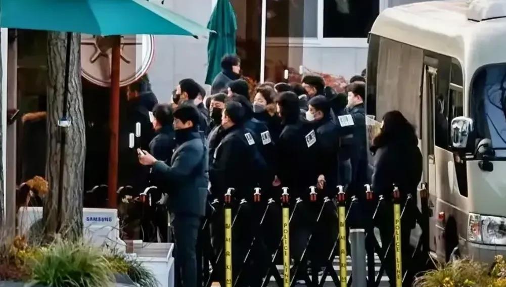 快报！快报！

韩国特大新闻！
韩国1月3日发生罕见的对峙事件，调查机关与总统警