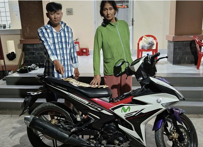 越南儿子带妈妈出去抢劫，引起公愤
警方接到消息后，迅速搜查并逮捕了涉嫌抢劫售彩票