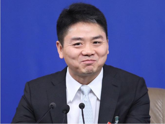 他是京东001号员工，名叫张奇，当年刘强东在中关村卖碟片的时候，张奇就是刘强东招