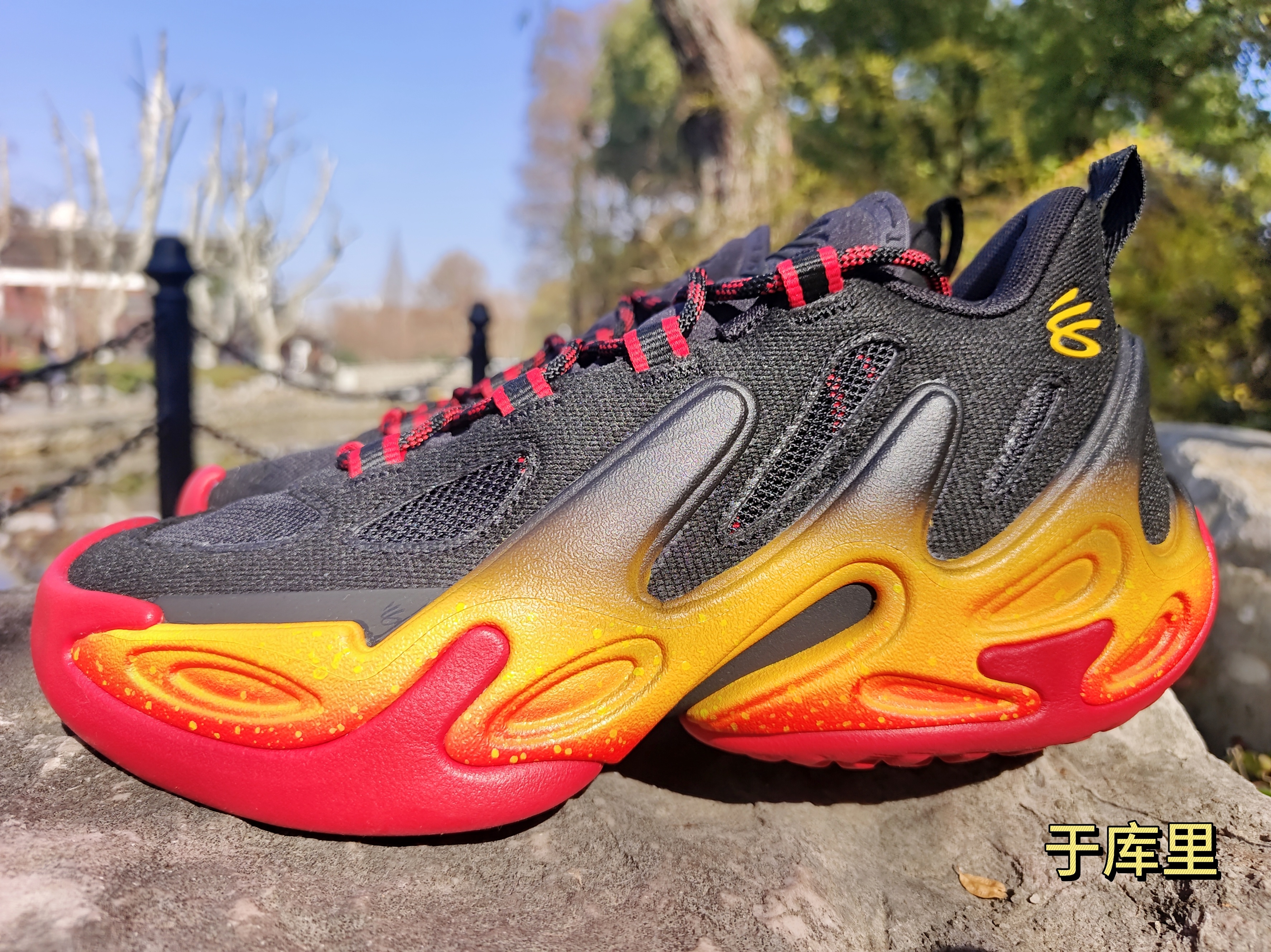 Curry13黑橘配色非常喜庆，是和库里倾力制作即将上映的动画电影《GOAT》联