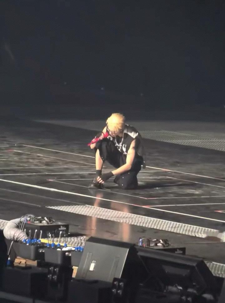 很利落地系鞋带（cr📕Goloyi 