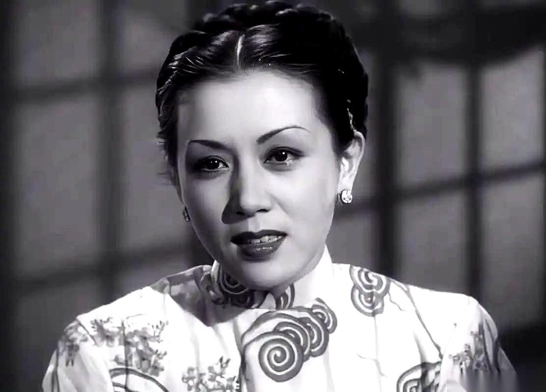 她一生嫁了三个男人，生了三个孩子。
大儿子跟了第一个丈夫，小儿子跟了第三个丈夫，