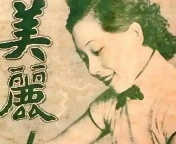 1974年，26岁的周荣鹤把62岁的蒋梅英搂在怀中强吻，无论蒋梅英费力挣扎，但都