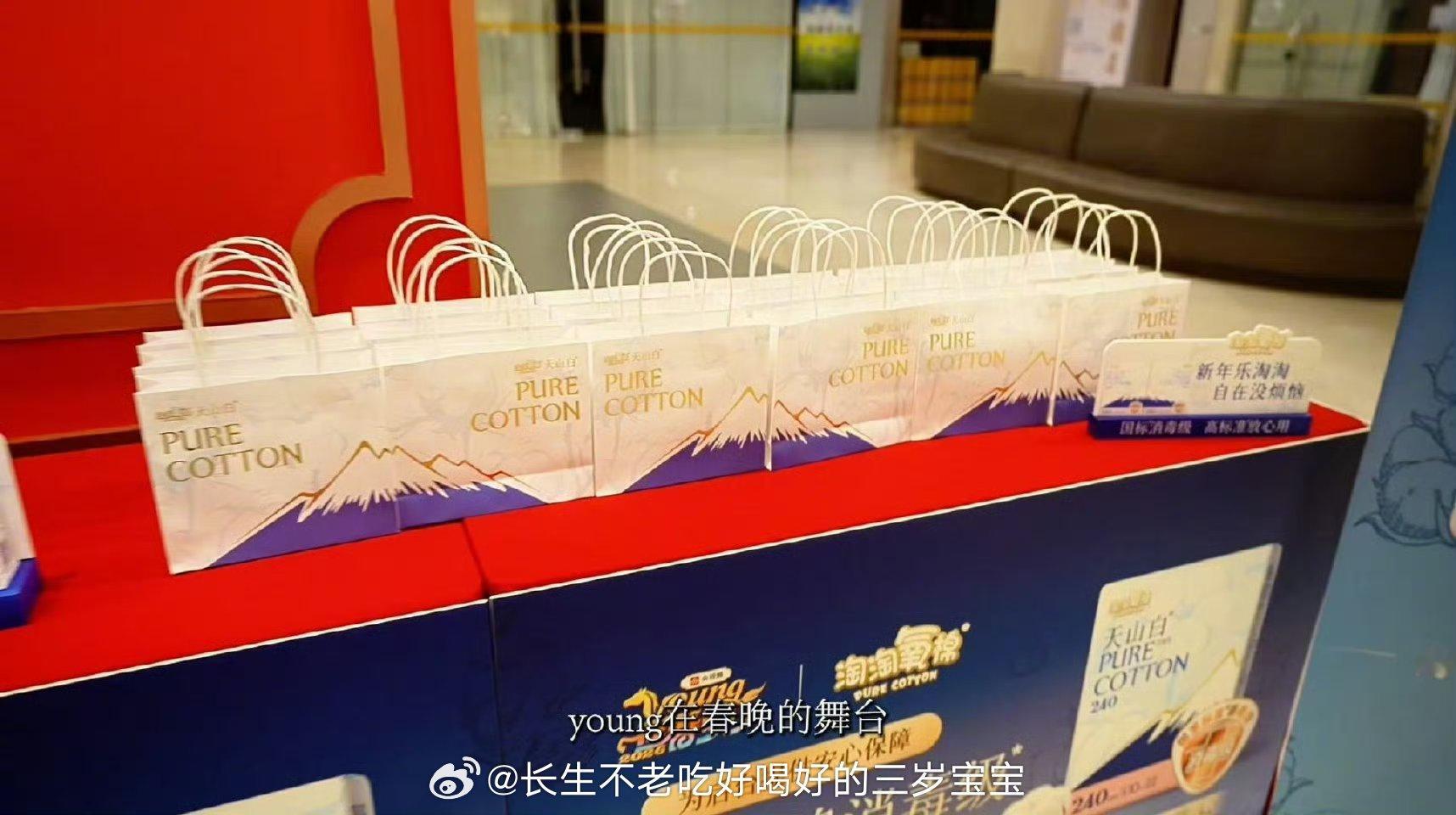 演出后台卫生巾看到这个话题心里一暖。对女生来说，在这种高强度连轴转的工作里，不用