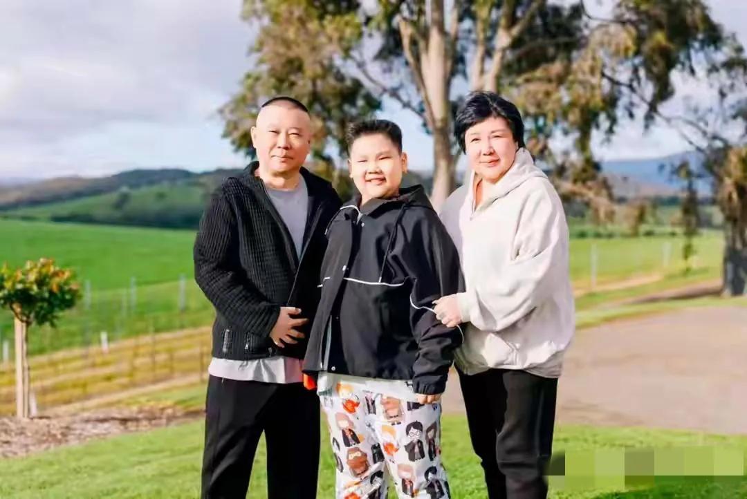 郭德纲与妻儿的度假照：10岁的小儿子郭汾阳身驱肥阔，大腹便便，腿粗耳大，个高脸膀