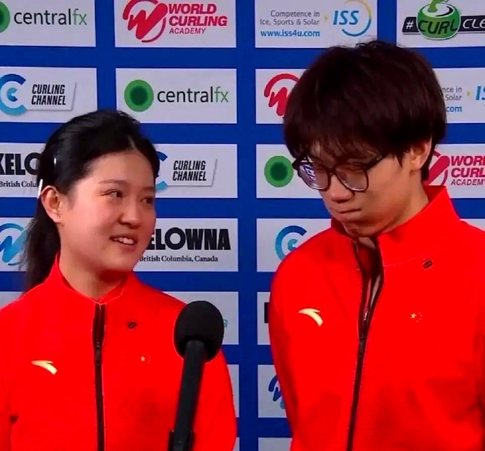 00后自带的流量，真不是盖的。

04年的于森，直接把冰壶玩成了综艺现场。在米兰