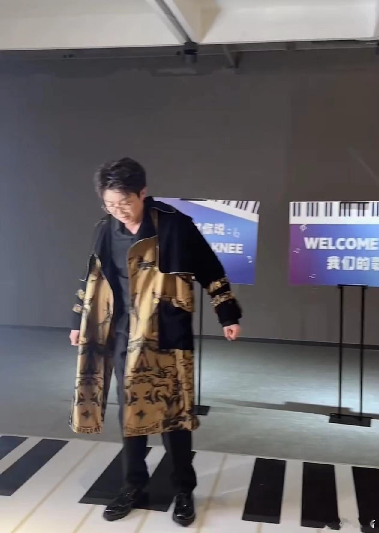 #毛不易用脚弹了长相思OST# 毛不易用脚弹的这个长相思ost，真的好好听啊，没