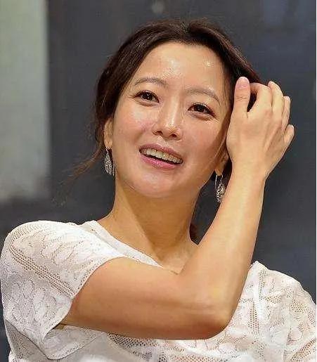 获得  KBS  演技大赏新人赏。此后，她又出演了多部电视剧和电影，如《每天晚上