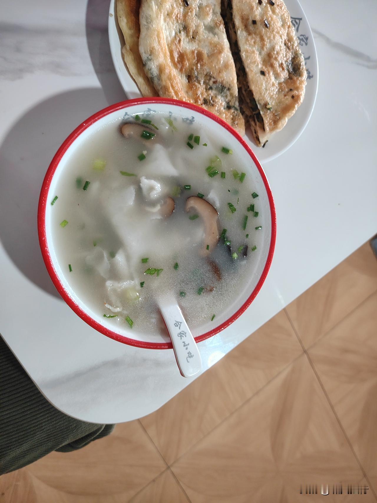 漳州港路边店第一顿饭：锅边糊

到漳州港一天多了，忙着租房、买生活用品、打扫卫生