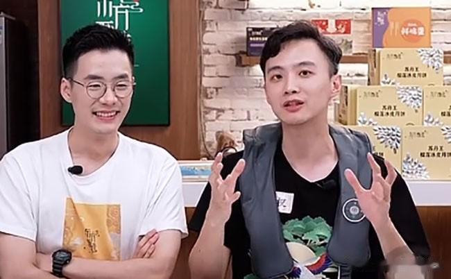 #东方甄选主播天权摔手机还怼粉丝#其实这就是一种类饭圈的“提纯”打法，用比较极端
