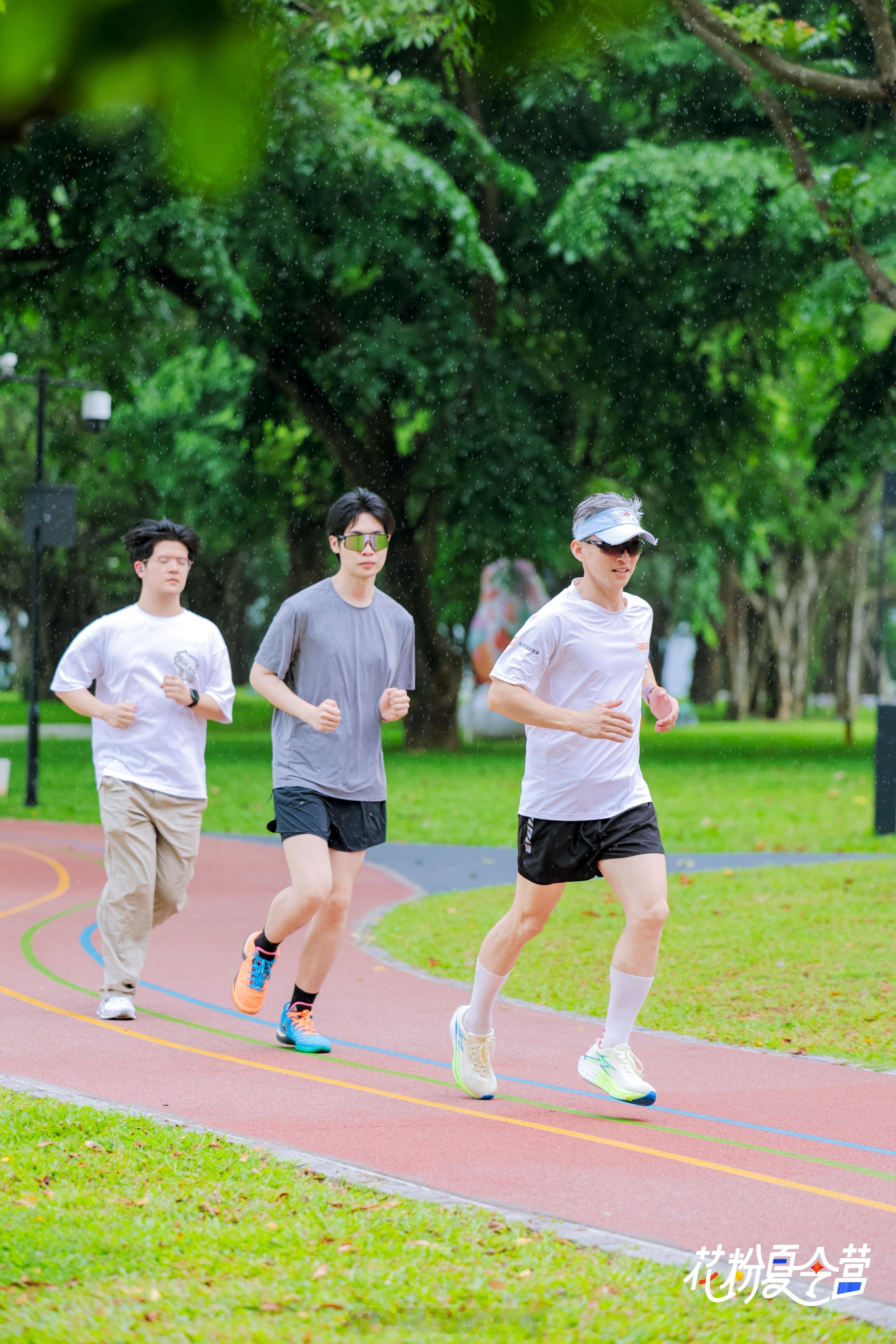 80后白发老登不服老的我挑战00后小哥哥一起跑步 雨战10公里。微博跑步跑步打卡