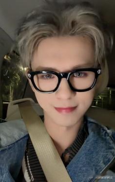 何浩楠直播 收工即营业的宠粉小何！返程车上直播唠日常，报平安、比心截图，每一个细