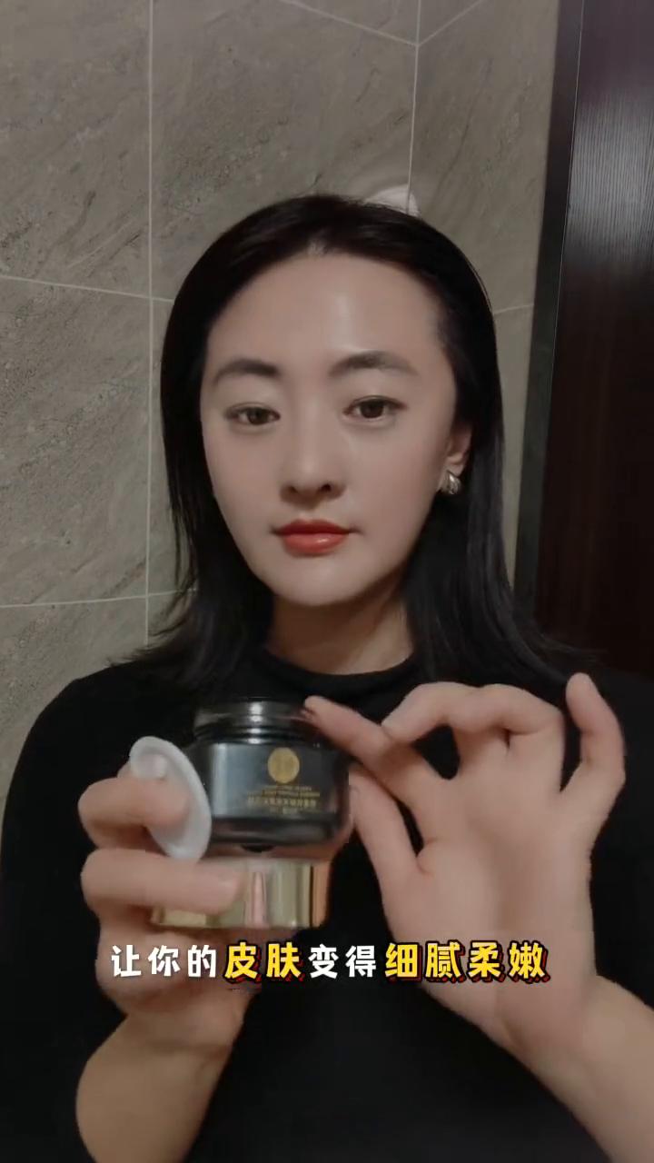 这款被誉为平价版lamer奇迹面霜的悦蕾抗皱紧致奢宠面霜，能够有效保湿锁水、淡纹