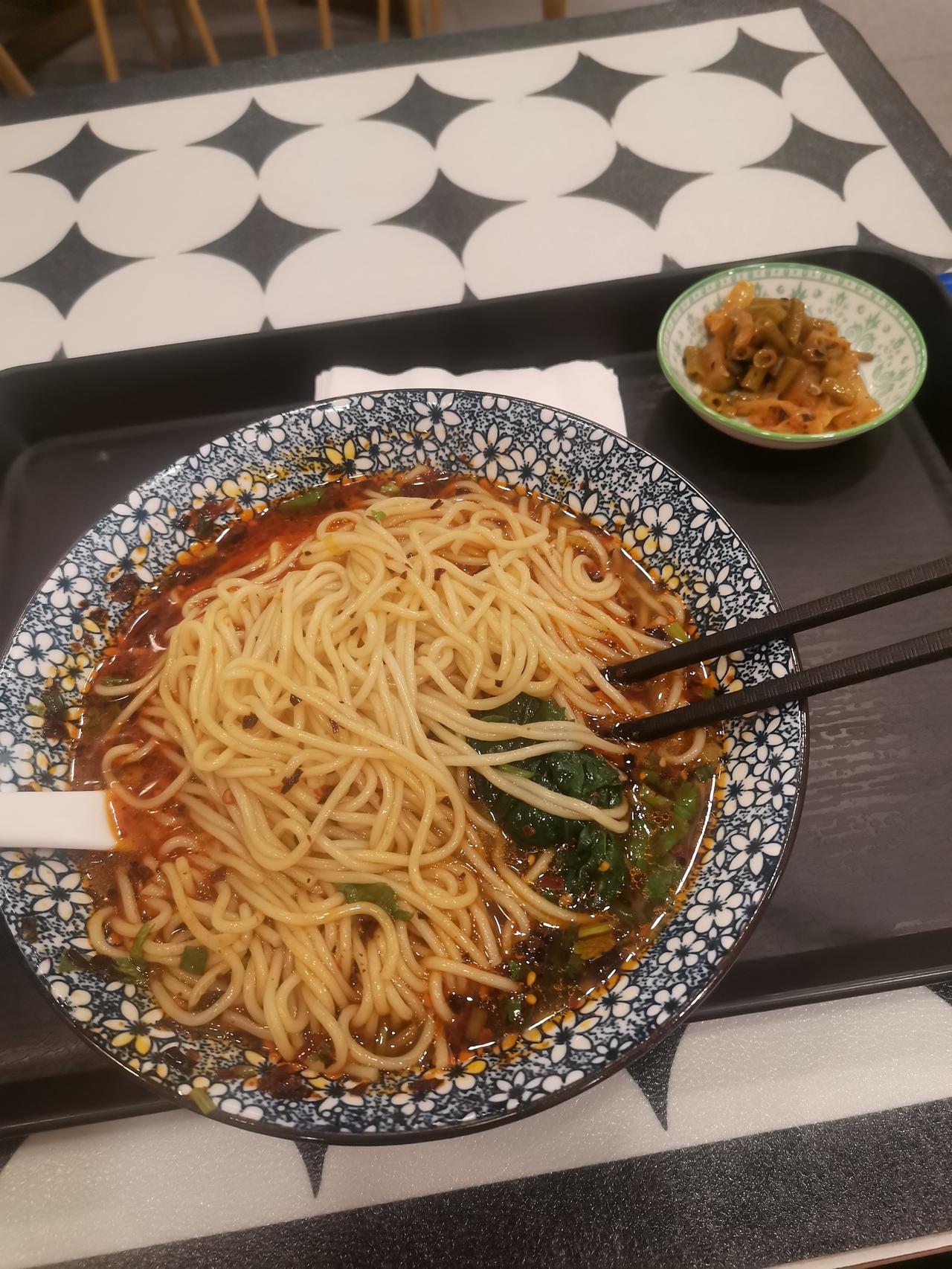 晚餐不用太丰盛
吃饱喝足亦足已
餐桌不用放太多
是你所爱即可得
生活其实很简单