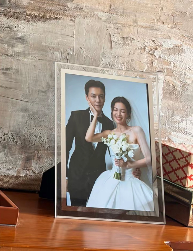 陈伟霆陈伟霆王志诚 王志诚的结婚照第一眼看还以为是同一张，仔细看原来不一样！