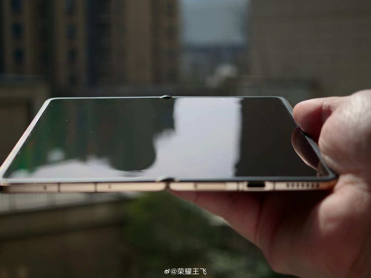 荣耀Magic V6不仅折痕控制的好，还把可靠性、轻薄、续航、性能都给安排到位，