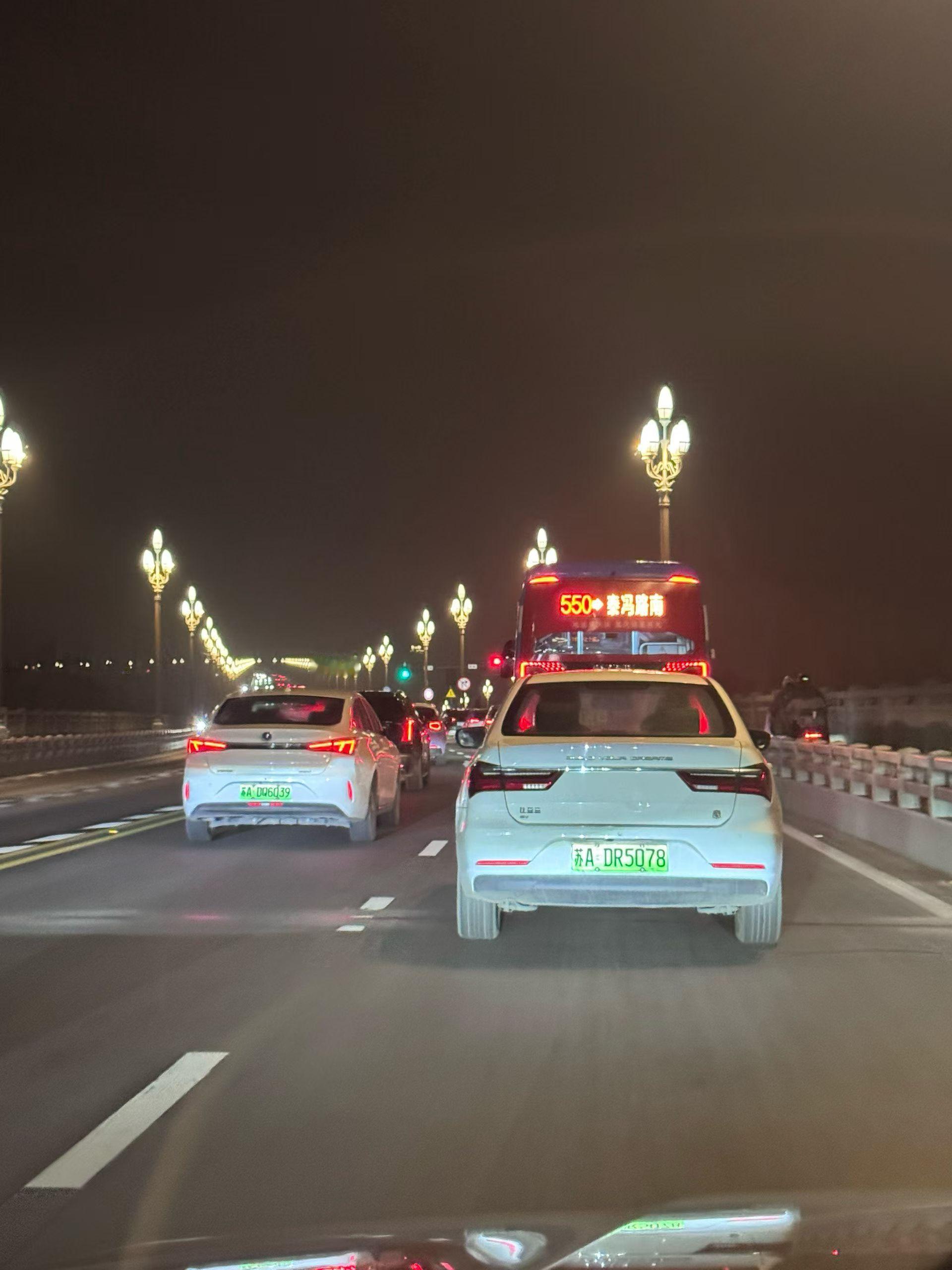 白玉兰灯下的星夜赶路人！致敬平凡的一天