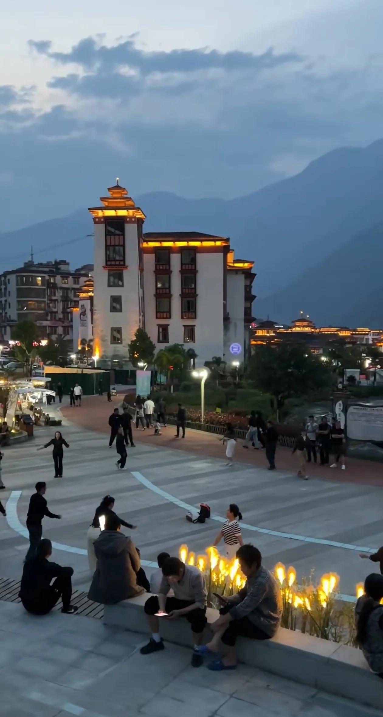 中国🇨🇳最后一个通公路县城 中印美丽边城西藏墨脱县夜景