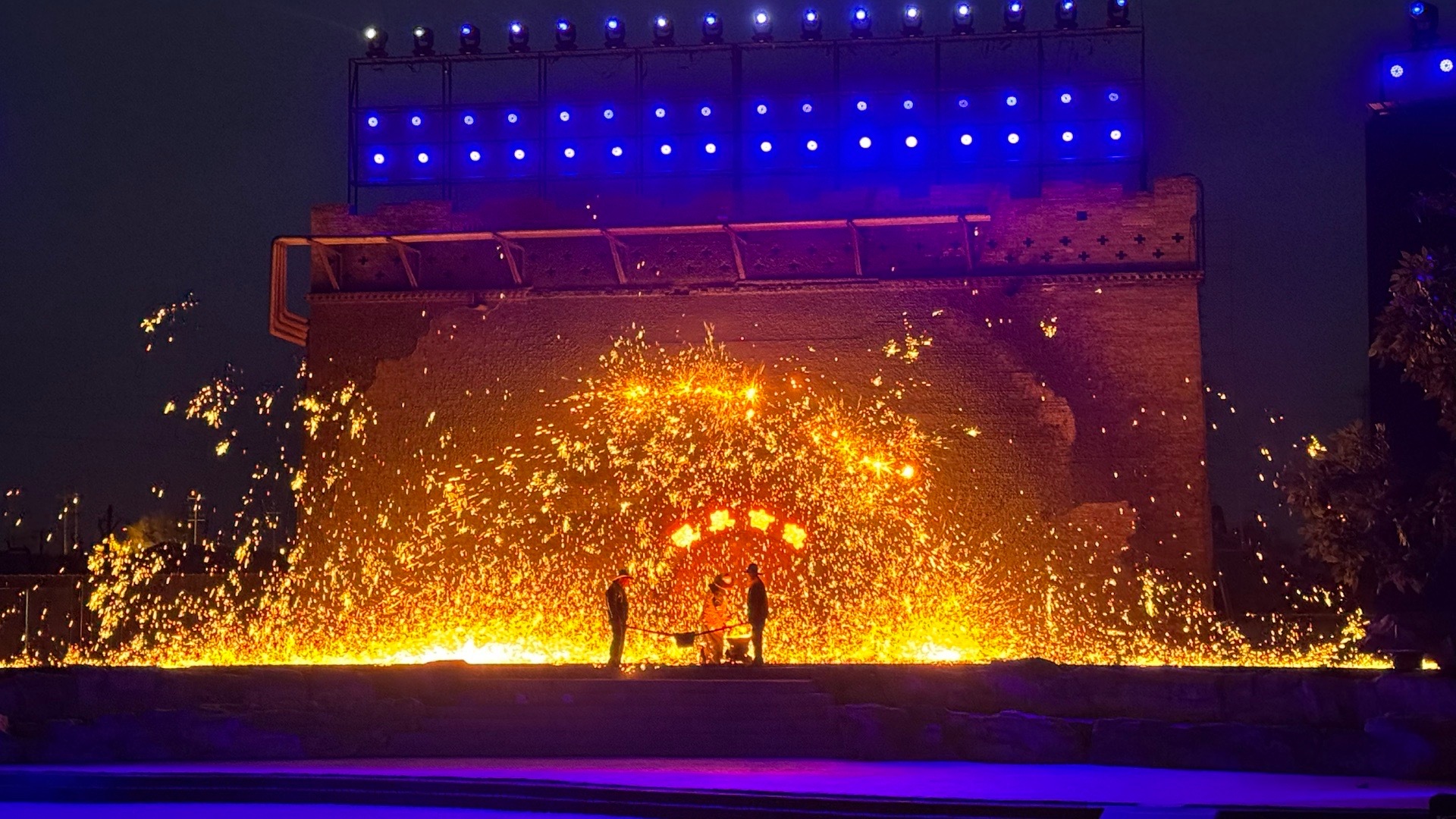 说走就走为的是来蔚县看 打树花！暖泉古镇打树花有500年历史1600°铁水挥洒到