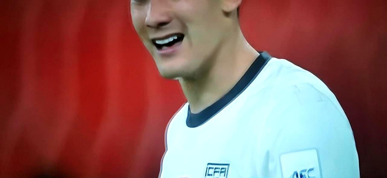 凌晨三点，吉达球场。哨响一刻，越南人懵了——0比3，被咱们小伙生吞活剥。上半场0