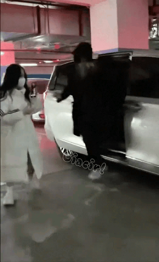 灵超机场打粉丝 挨打的粉丝回忆被灵超打的感受：香晕了。还发朋友圈炫耀挨打了。她多