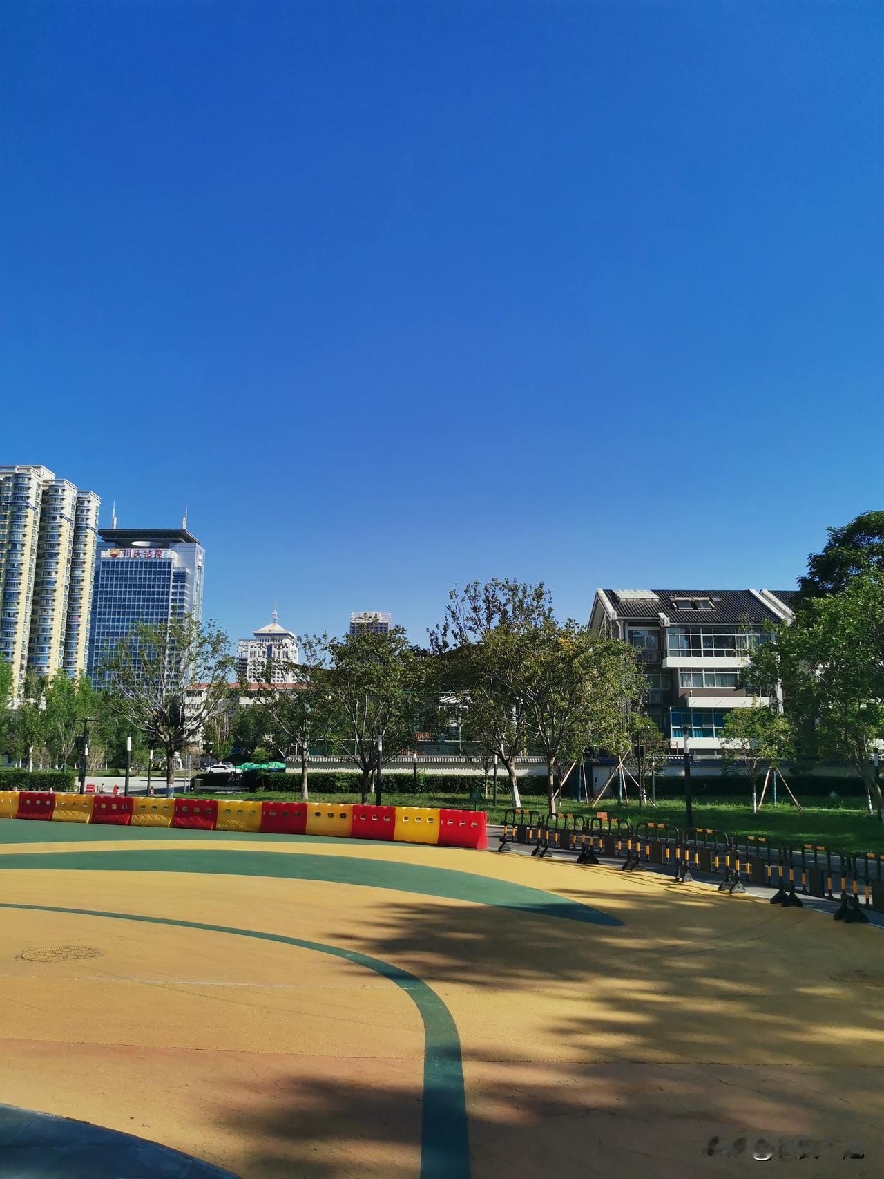 西安今年夏天的空气实在太好了，每天都是优良，蓝天白云是常态，今天早上整个天空就是