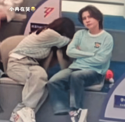 王濛一套下来跟在炕上似的气死我了😤怎么哭了😟气呼呼拿纸🧻用这个擦😠继续生