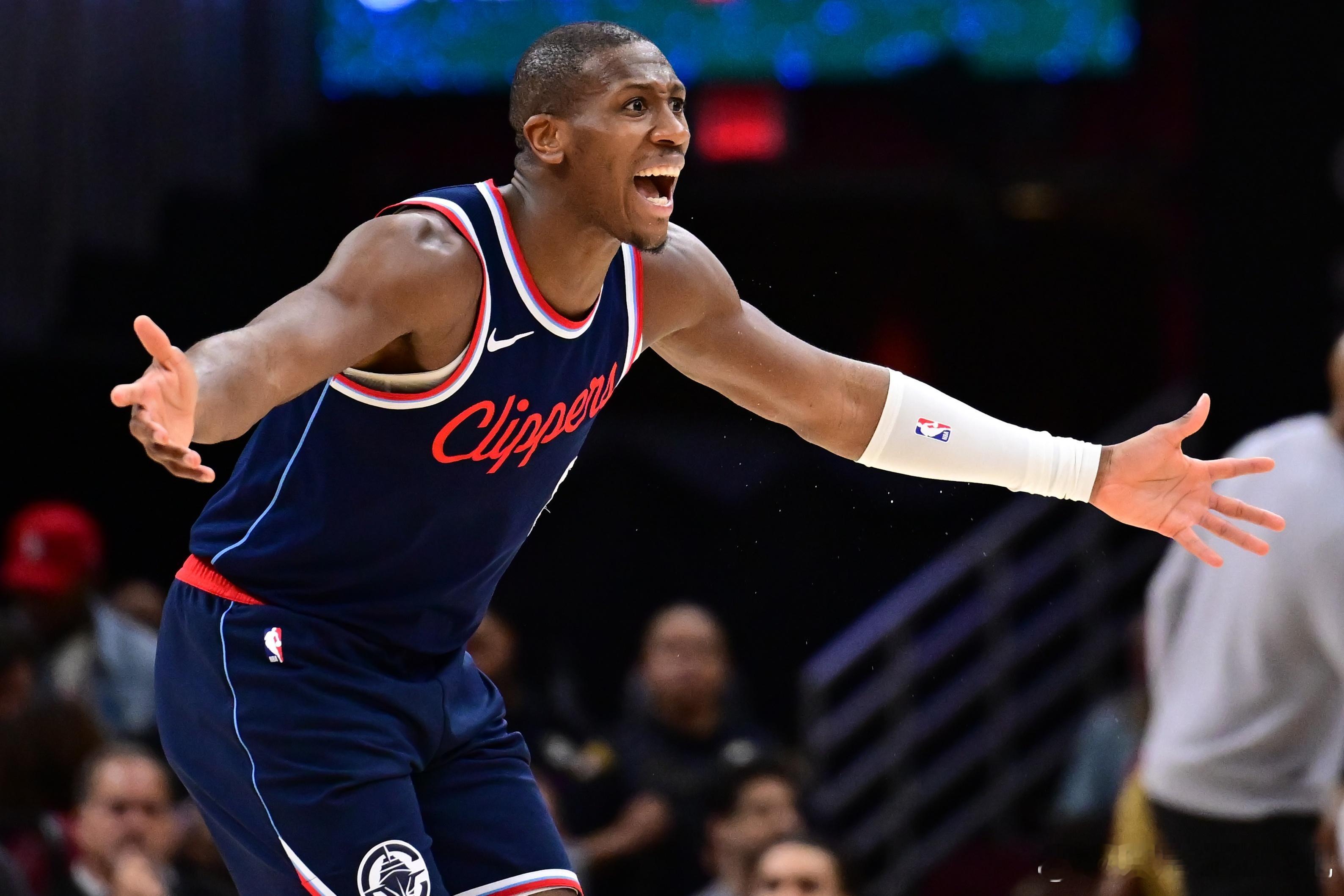 邓恩——快船战绩提升背后的功臣快船找回了防守，邓恩毫无疑问功不可没，他每场比赛都