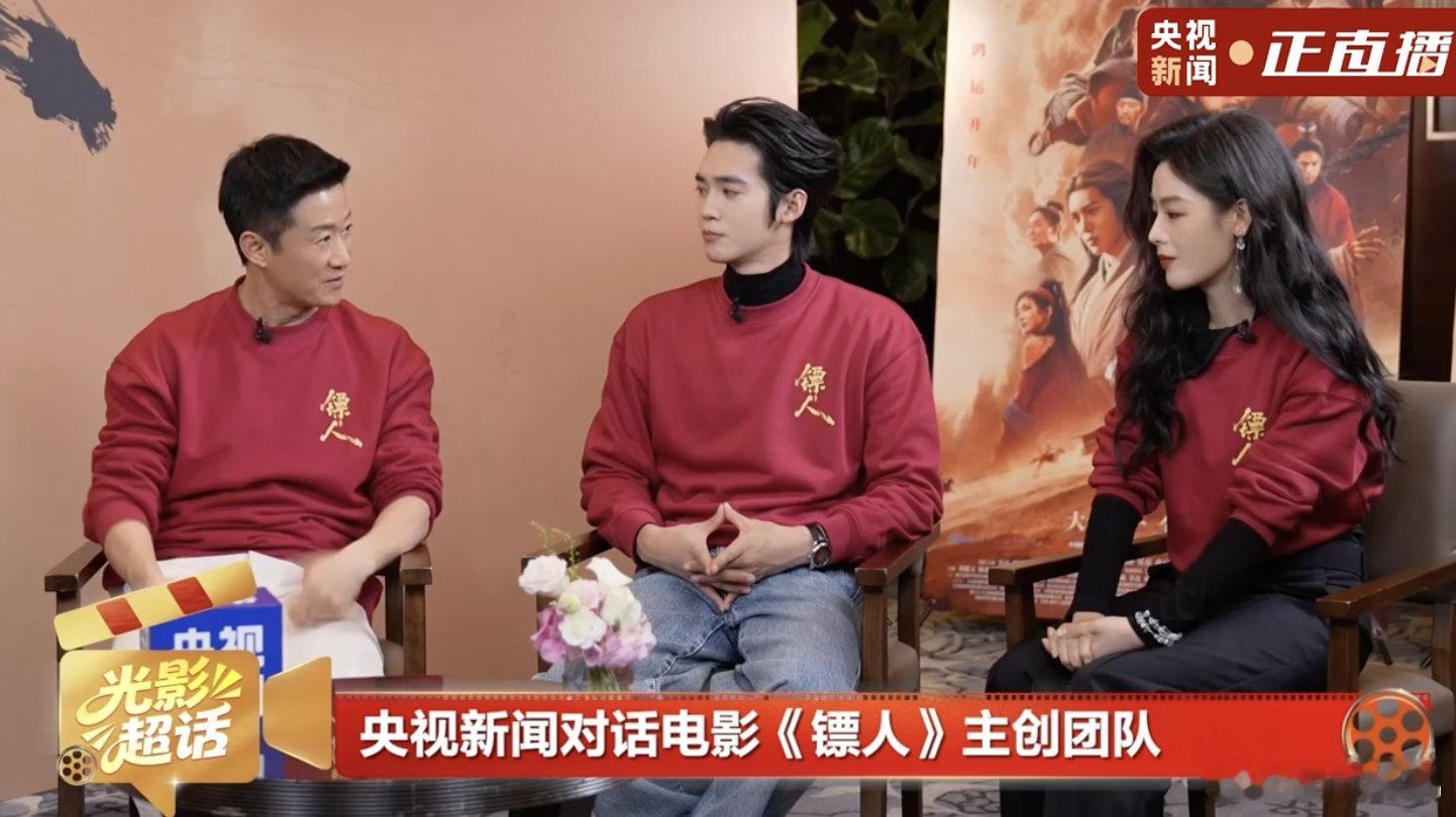 央视新闻专访镖人主创央视专访镖人主创，吴京这段发言太圈粉！真诚夸赞年轻演员拼尽全