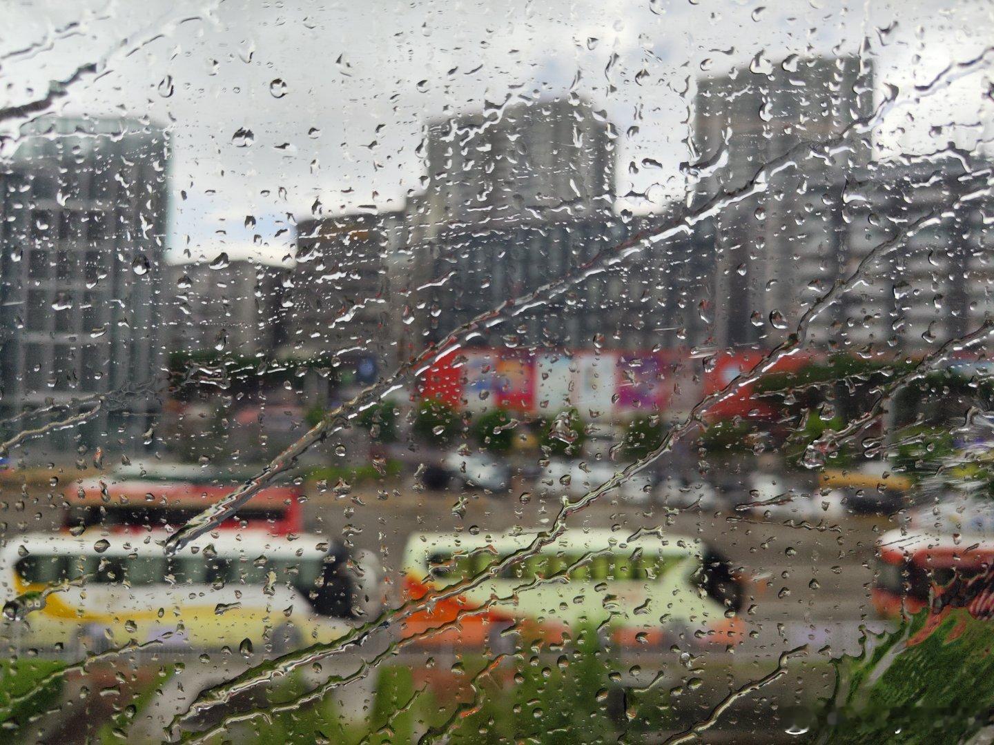 今天台风“美莎克”肆虐，在广湛高铁上，高铁车窗被大雨蒙着，但我依然辨别出是哪里，