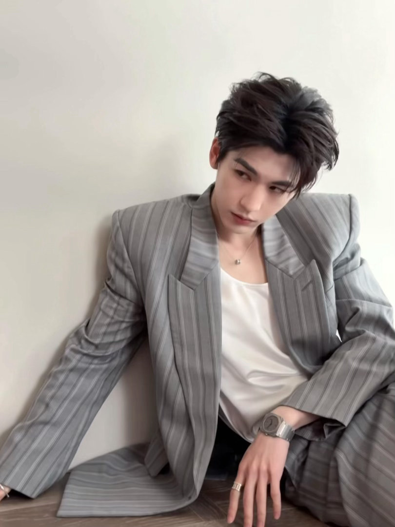 张凌赫张凌赫说纪录片更自由一个电力工程出身的理工男，进了娱乐圈成了张凌赫。他说在