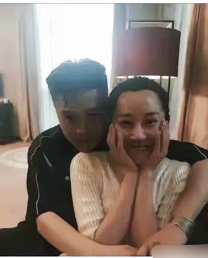 57岁许晴私下聚会也太放得开了！跟男性友人搂搂抱抱毫不避讳。