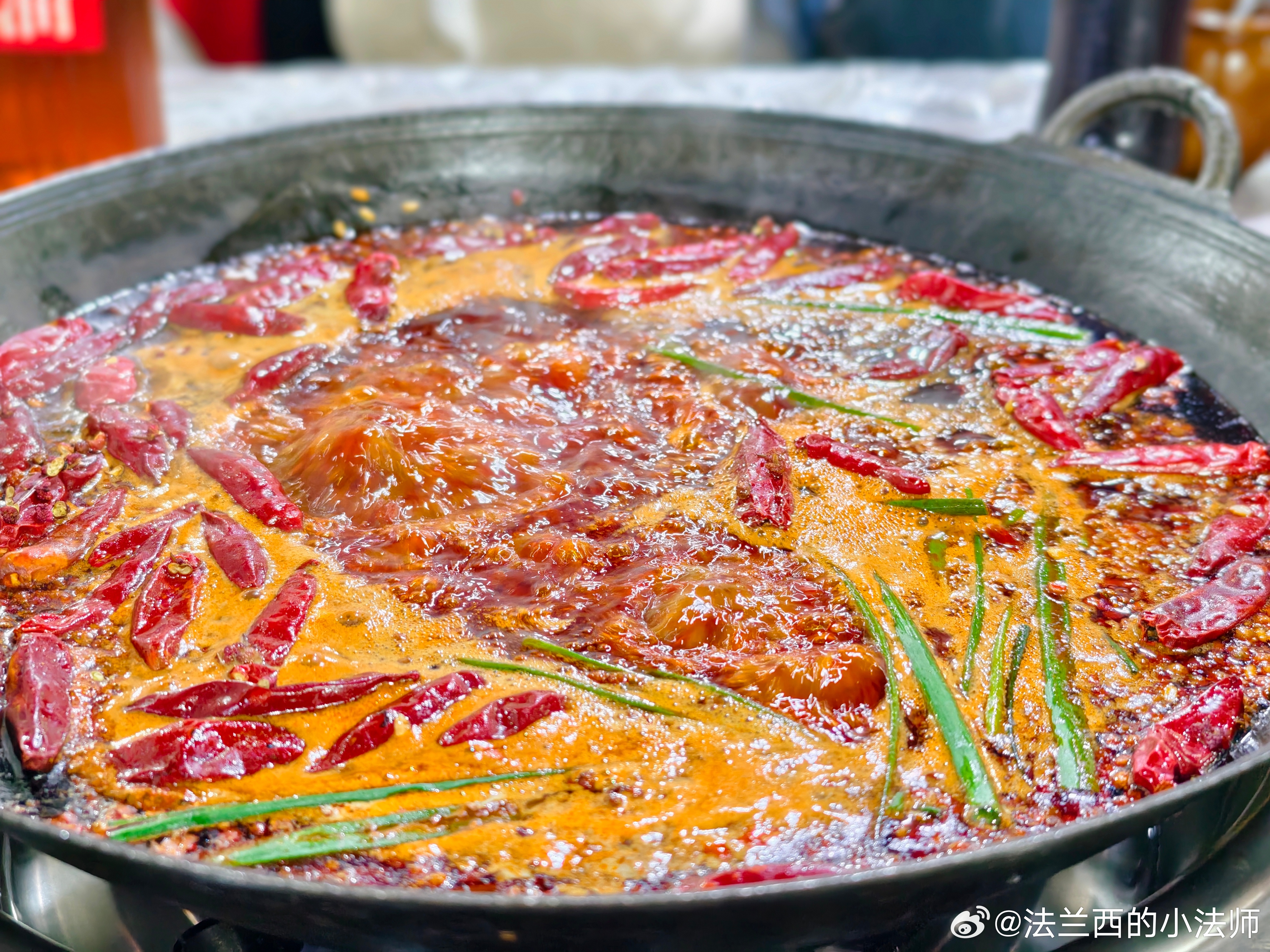 和面基吃火锅，他问我咋想着来重庆吃火锅了。我说我老婆说重庆火锅比成都的………话还