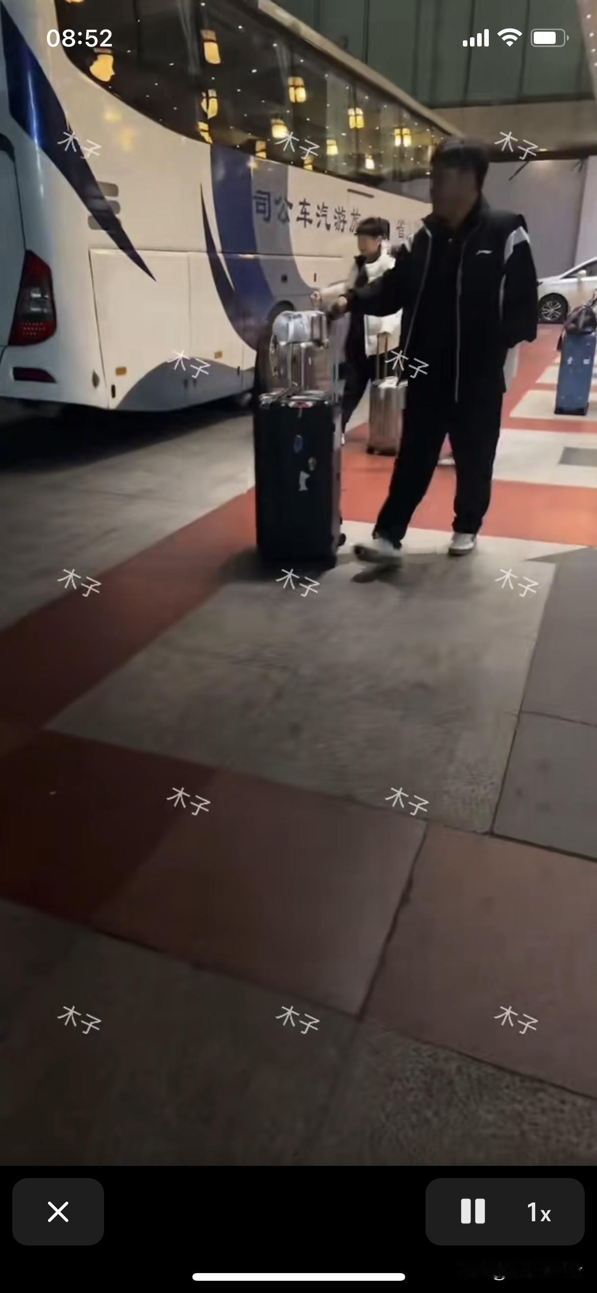 天没亮孙颖莎她们从成都出发去香港了。
这么早就岀发去香港了，今天下午四点就要抽签