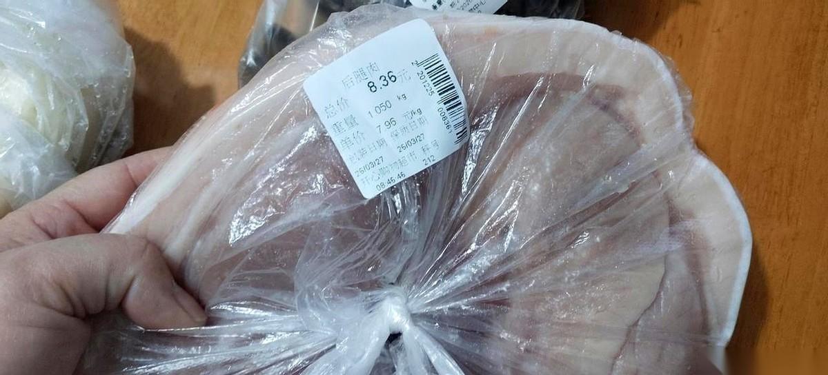 菜摊老板刚报完价，空心菜梗，七块八。
我扭头就走，一头扎进隔壁肉铺的人堆里。红纸