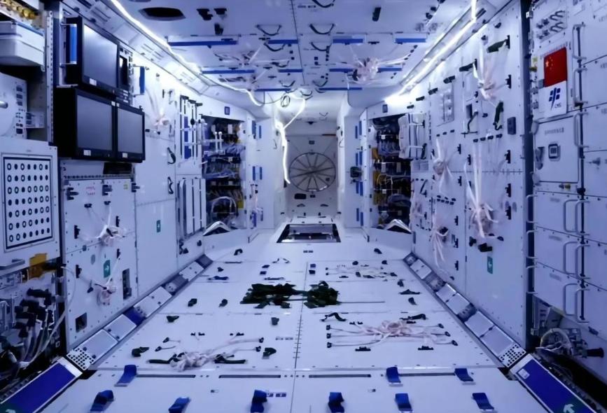 很多人只看见航天员在天宫出舱、太空授课，却不知道四百公里高空的空间站，藏着十几套