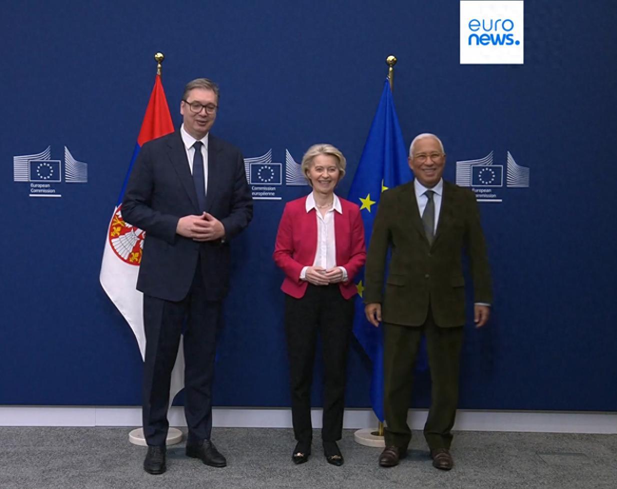 “我刚收到莫斯科的消息……”武契奇与冯德莱恩低语被意外录下，后者打断谈话

12