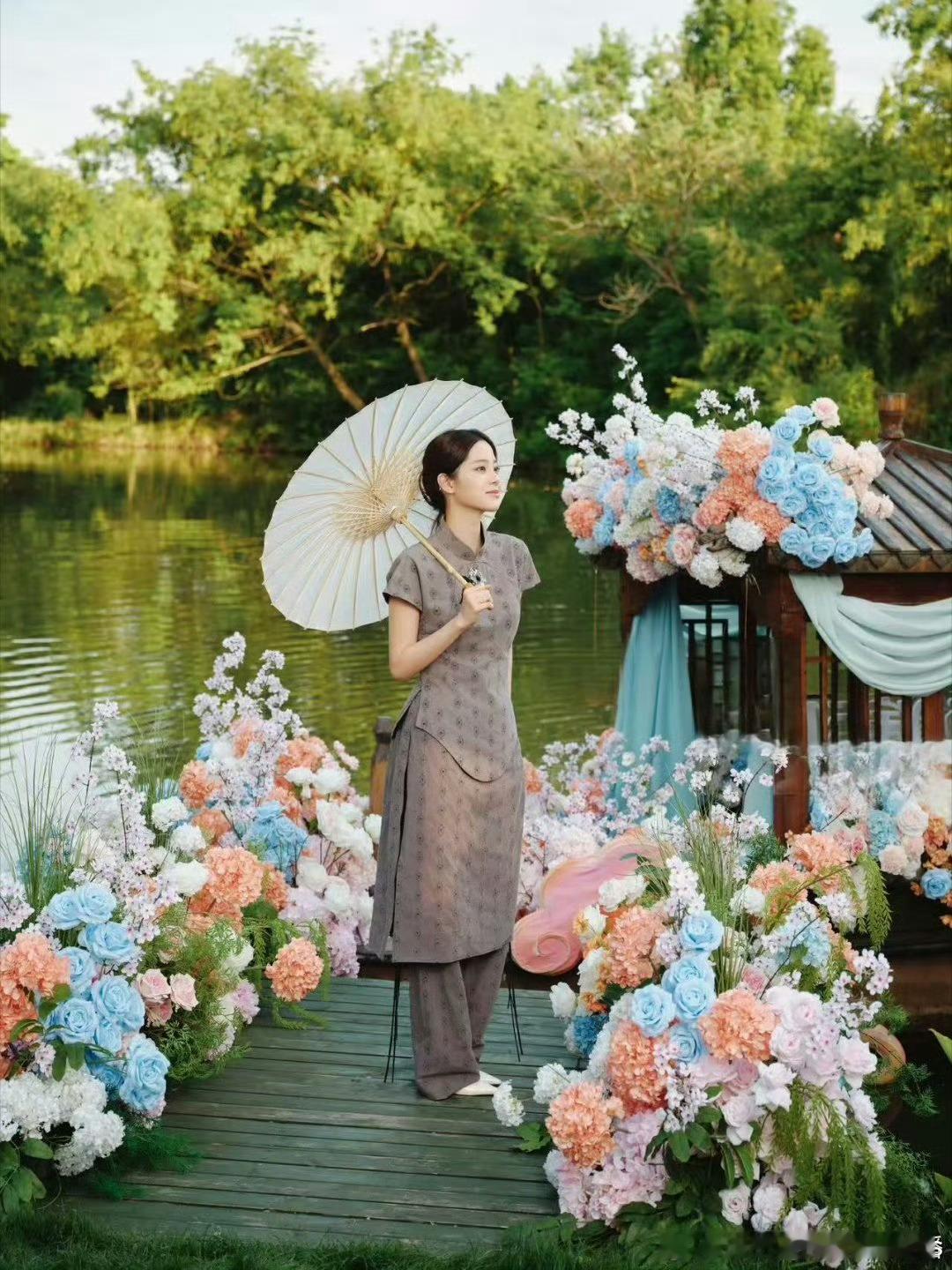 欧阳娜娜江南游船大片欧阳娜娜赴宴新中式穿搭水墨江南，美人如画。娜娜游船大片干净温