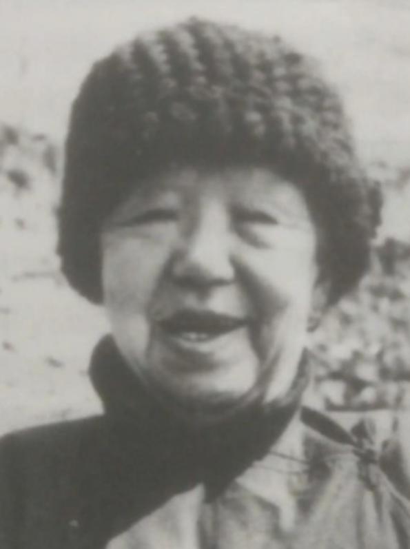 1942 年，河北深山悬崖上，为躲避日军搜捕，50 多名八路军藏在18个山洞中，