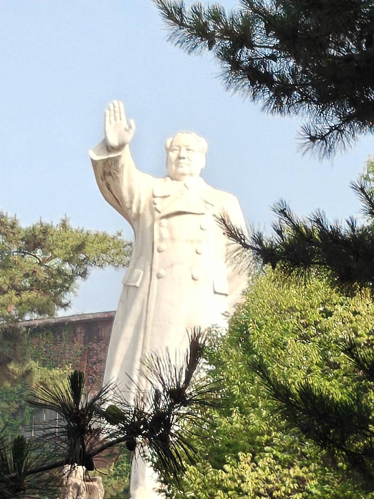 晒图笔记大赛朝霞里神采奕奕的伟人塑像。